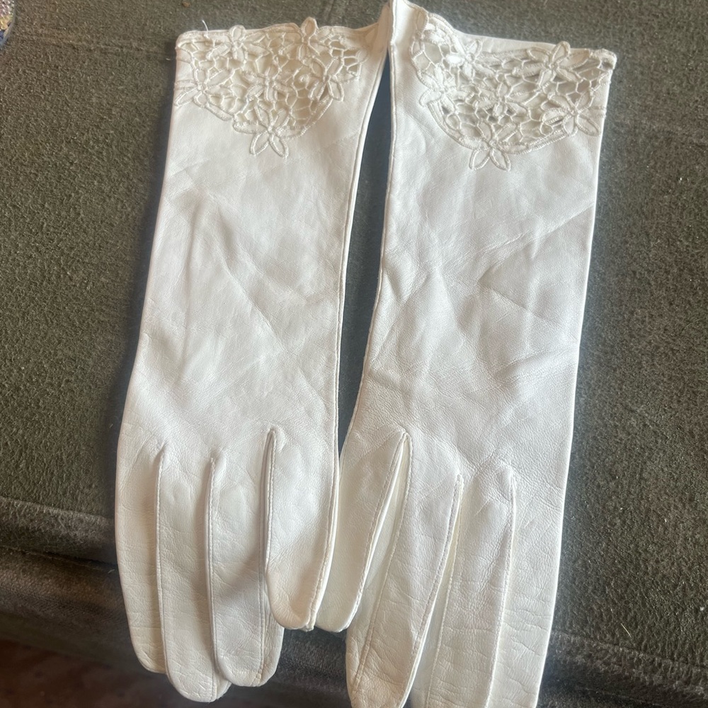 🇮🇹 made leather vintage  womens gloves  white cream color , good condition